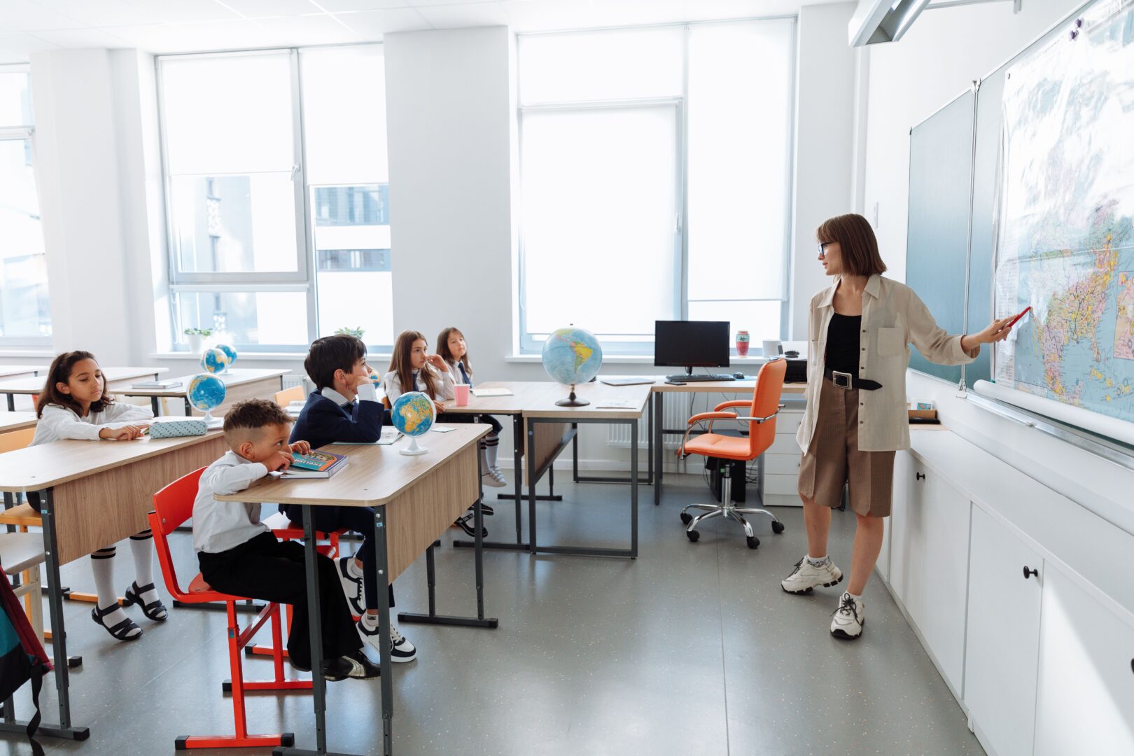 Alumnes participant en una activitat d’educació emocional a l’aula.