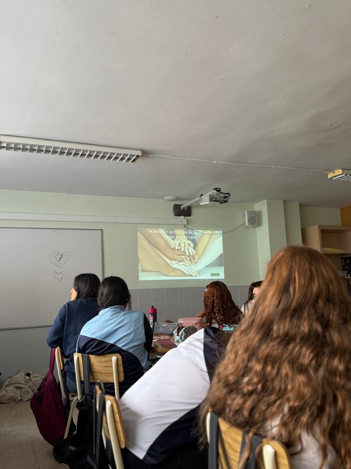 Alumnes en una aula fent una activitat d’educació emocional.